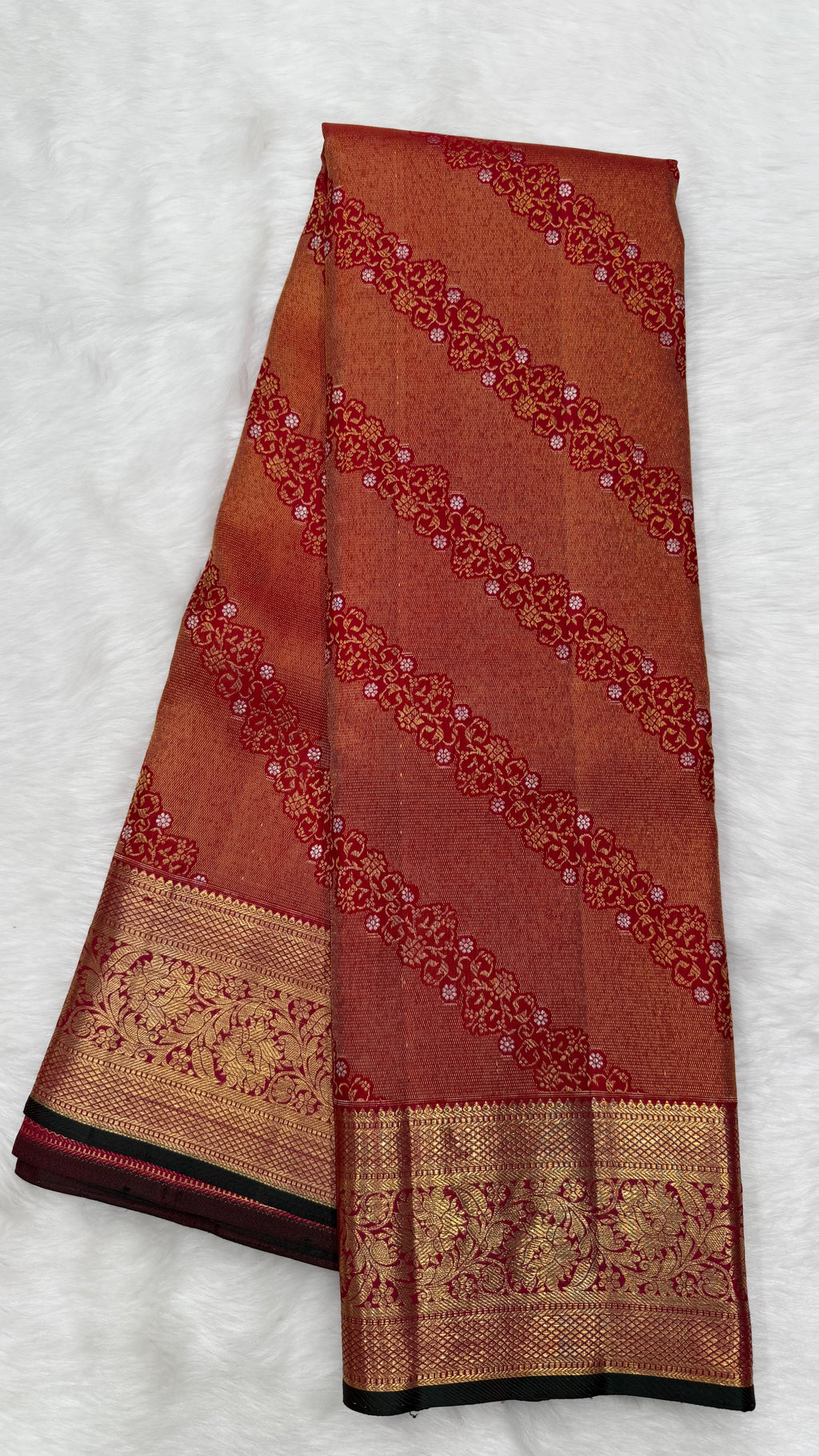 Red Kanjeevaram Saree with contrast Pink Pallu,Blouse & fine oosi,cross kalanjali design