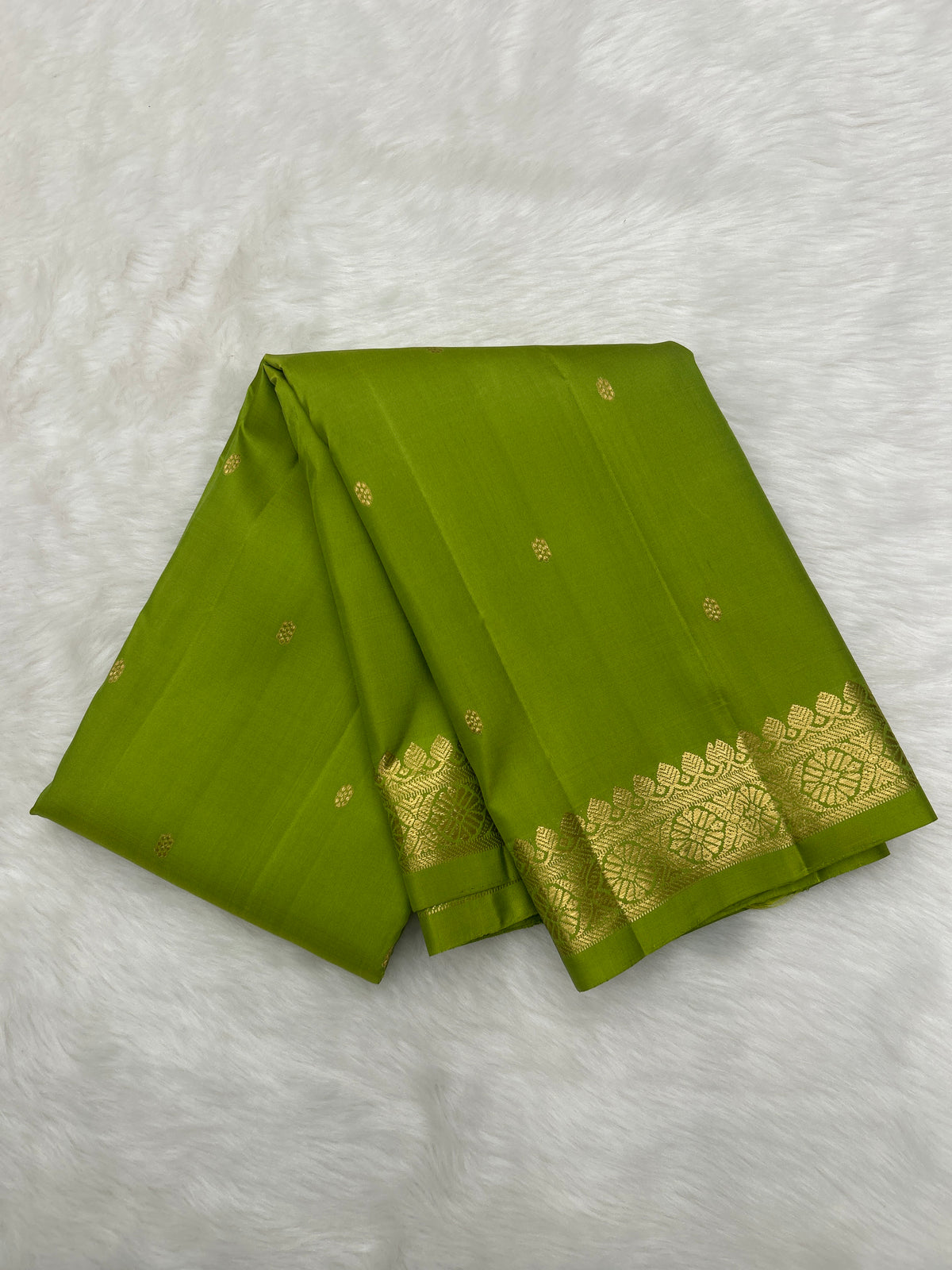 Leaf Green Vintage Kanjeevaram Silk Saree with Traditional Thapet Border