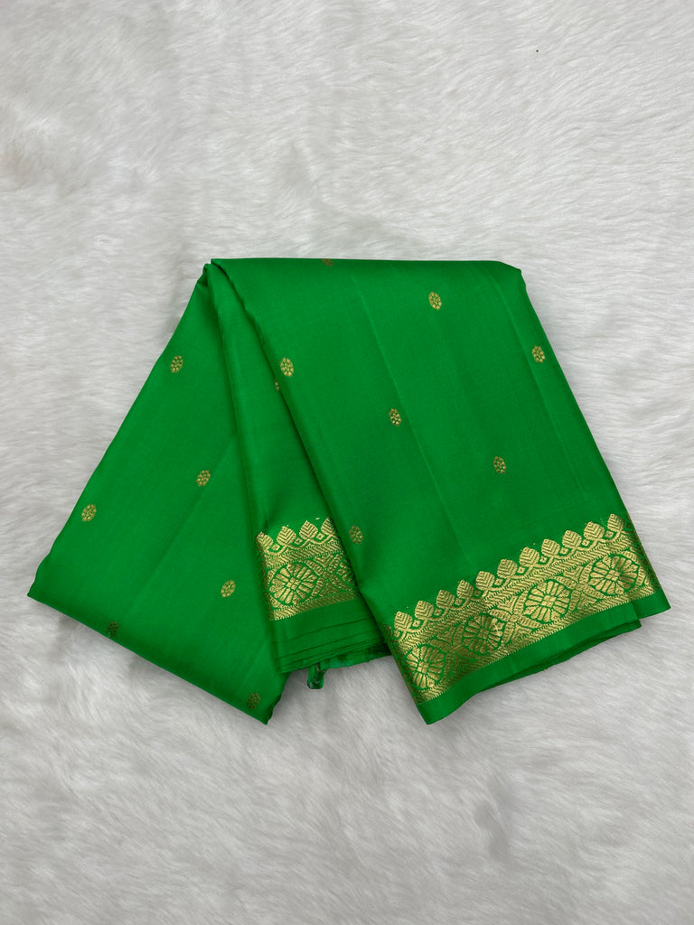 Green Vintage Kanjeevaram Silk Saree with Traditional Thapet Border